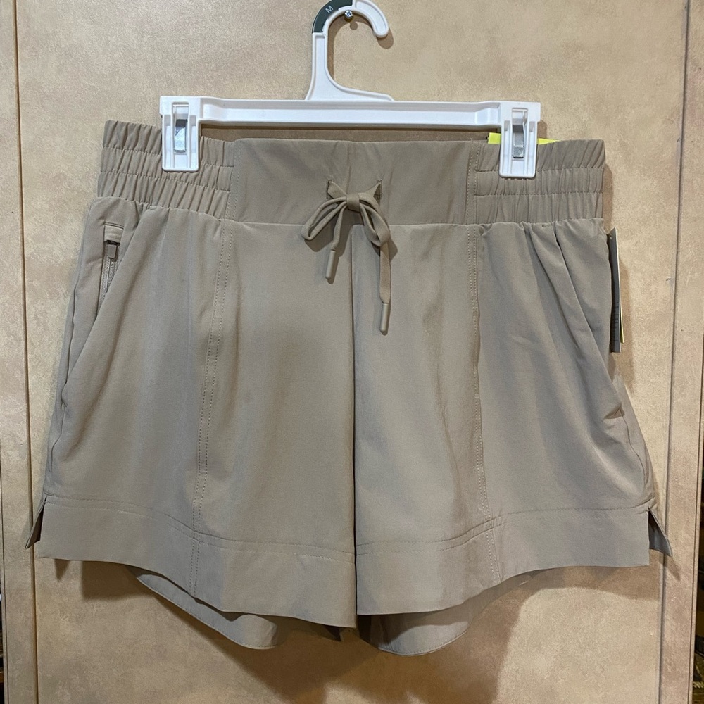 All in Motion Woven Shorts Medium
